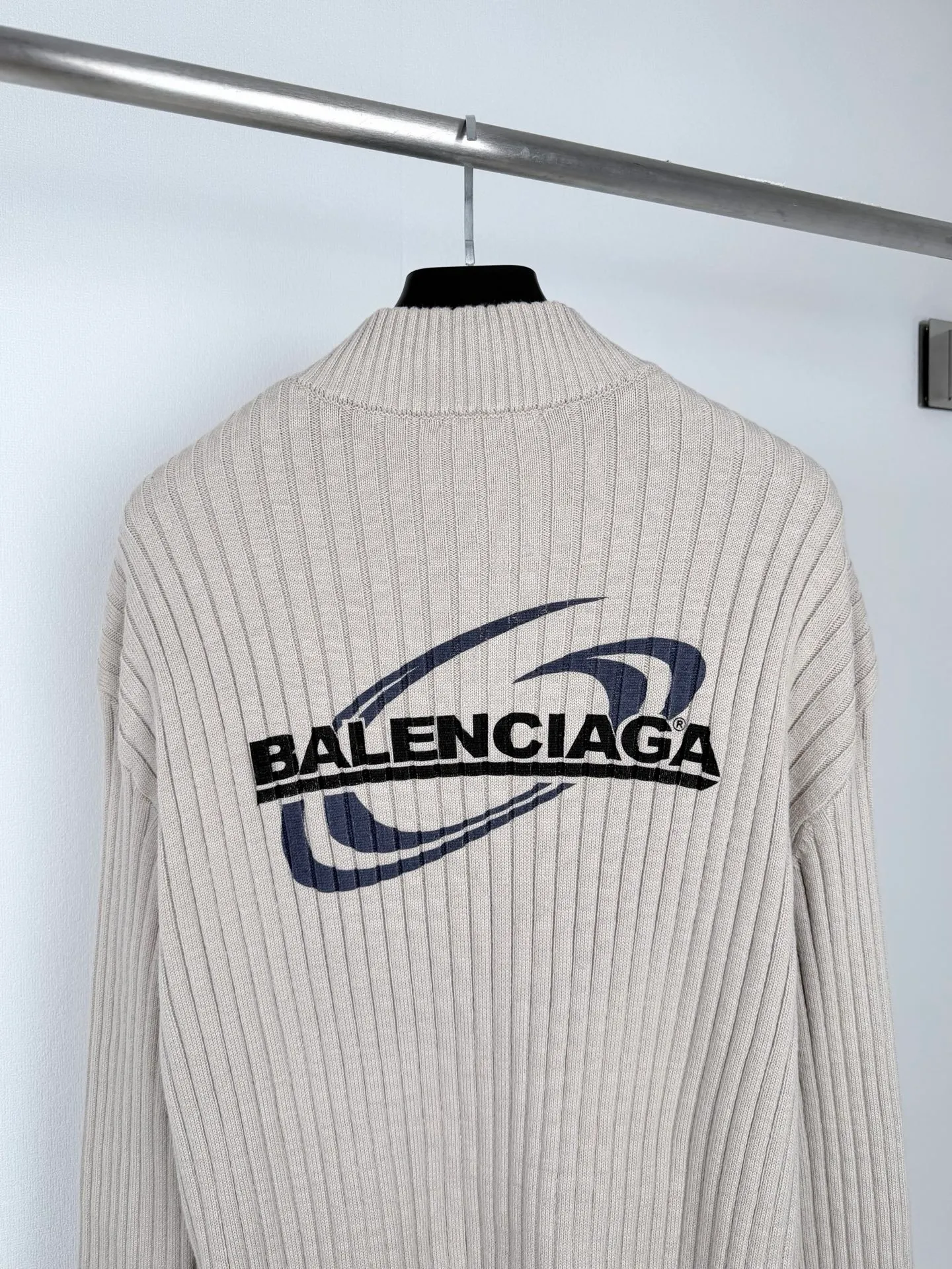 BALENCIAGA/Balenciaga printed logo half-zip knitted sweater. Fabric: Made of 100% cotton yarn, original custom dyed. Accessories: The zipper is made of electroplated distressed color, with the BB logo laser engraved on the surface. Technology: Printing uses artificial glue printing, high temperature to fix the color, and high temperature pressing. Process: The garments are washed with water to fix the color, fix the pattern, and add hand feel. Made of technical cotton-blend sporty fabric, with a high stand-up collar, half-zip on the front and Balenciaga print on the back. Accessories: Customized 1:1 washable trademark Accessories: Customized 1:1 electroplated zipper Size: S-M-L-XL Color: Apricot